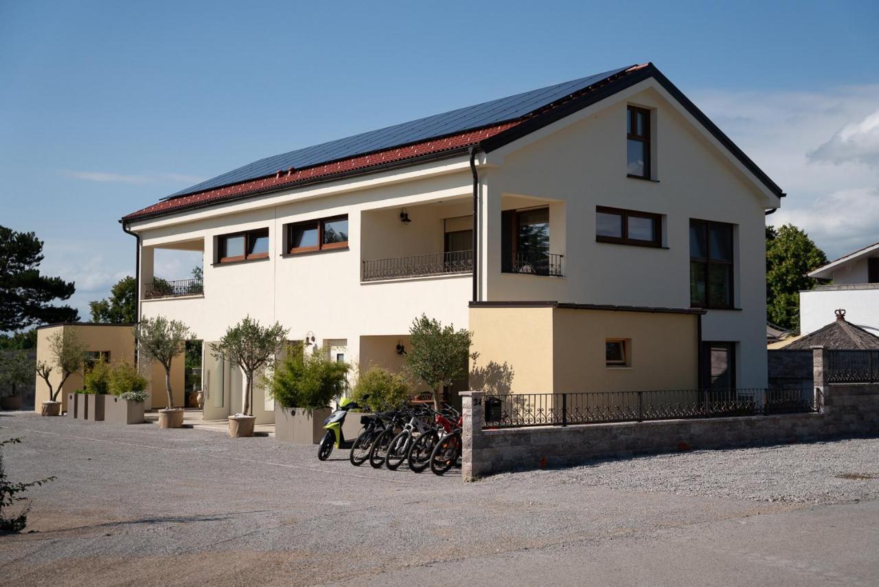 Sežana Apartments Kras 24 With Pool מראה חיצוני תמונה
